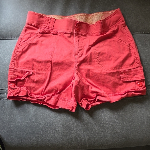 Gloria Vanderbilt Amanda Coral Red Cargo Shorts Size 8P - Picture 1 of 2